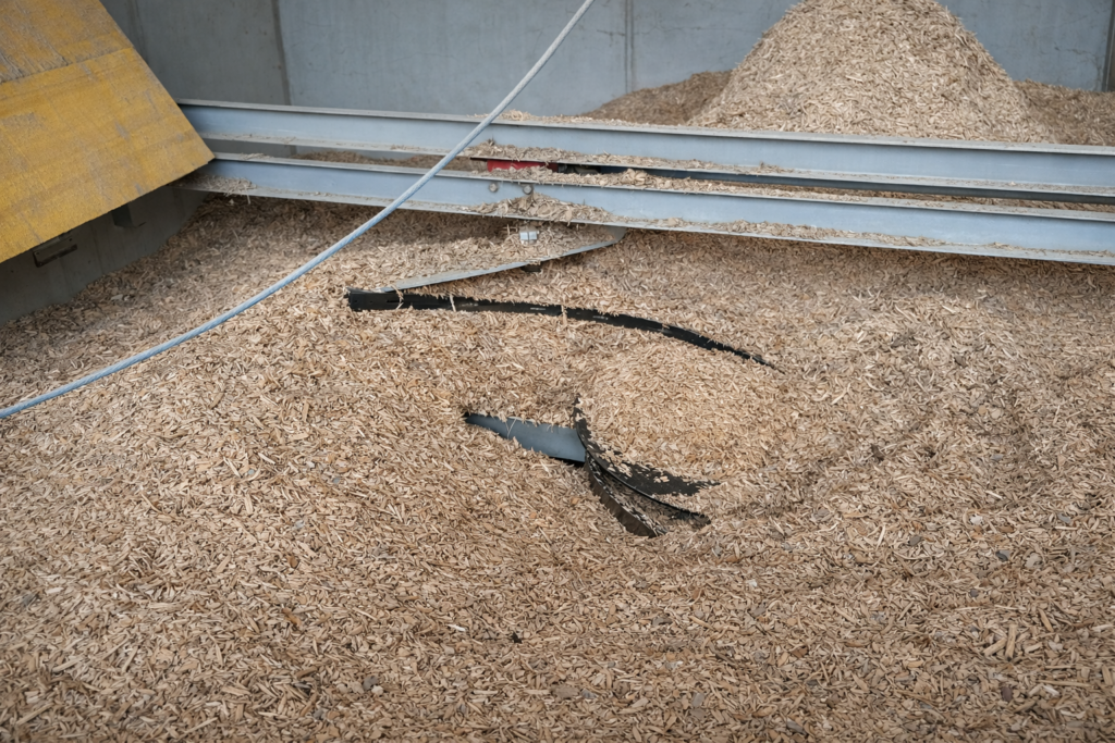 Brückenbildung im Rührwerksbunker mit Holzhackschnitzeln infolge unzureichender Materialaustragung