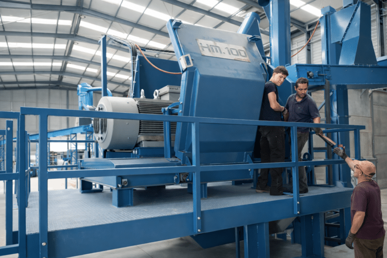 Montage einer industriellen Hammermühle während der Inbetriebnahme in einer Biomasseanlage